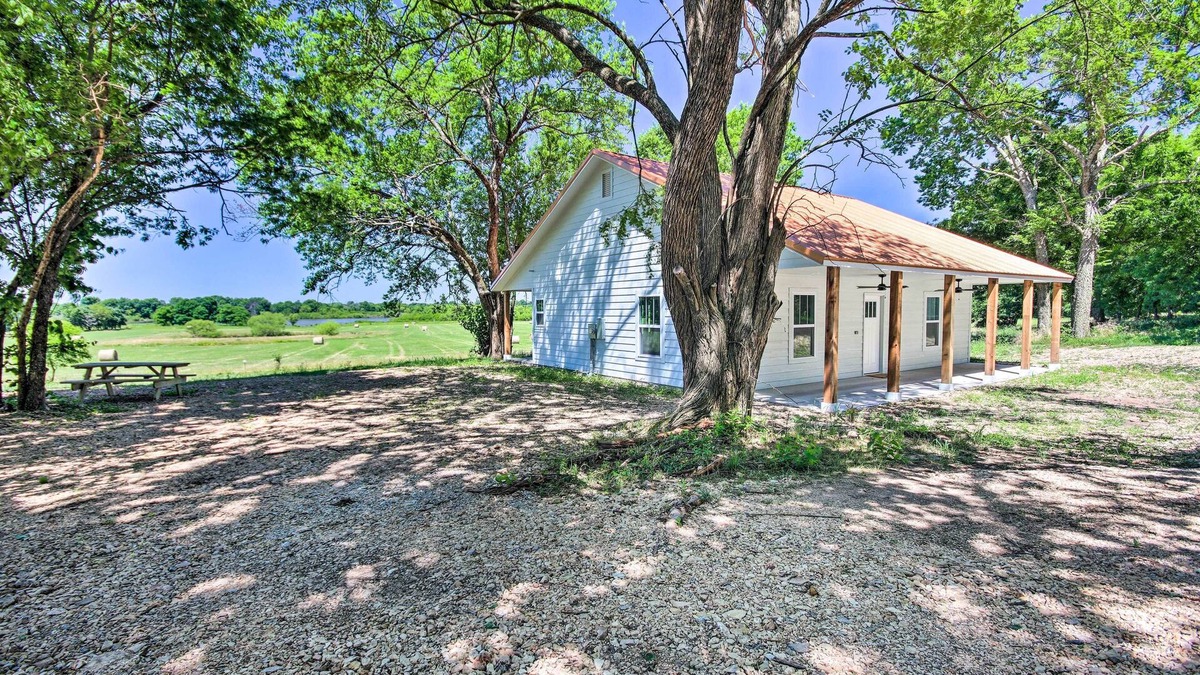 Grove Cabin | Peekaboo Water Views: Lake O' the Cherokees Cabin