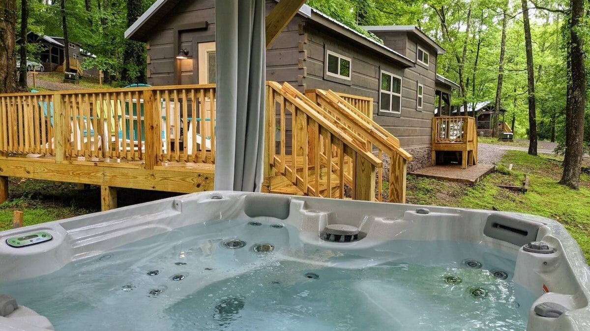 Lookout Valley Neighborhood Association Apartment | Peggers Cabin | Luxury Rustic Tiny Cabin| Spa