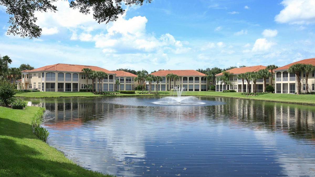 Pelican Bay Condo | PELICAN BAY Amenities! BEACH CLUB! WALK TO SHOP/DINE/TENNIS QUIET