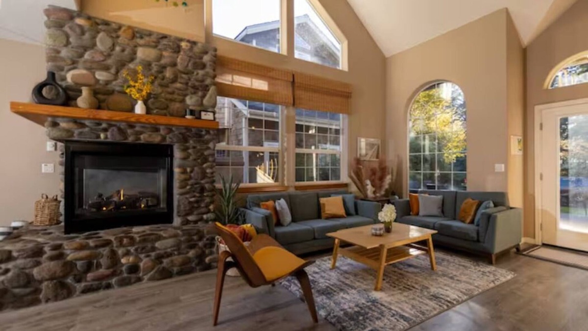 Manzanita House | Pelican Haus Sleeps 10, steps from the Ocean! Cozy, Fun, & Close to Everything!