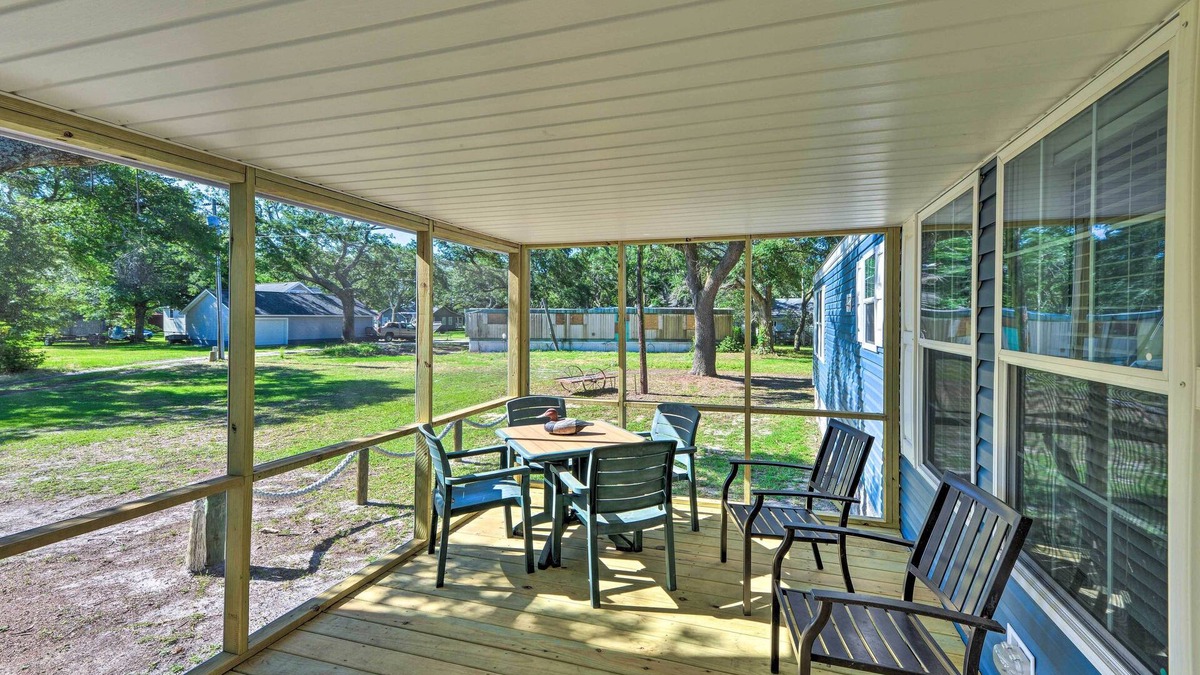 Harkers Island House | 'Pelican Place' Coastal Cottage Walk to Back Sound