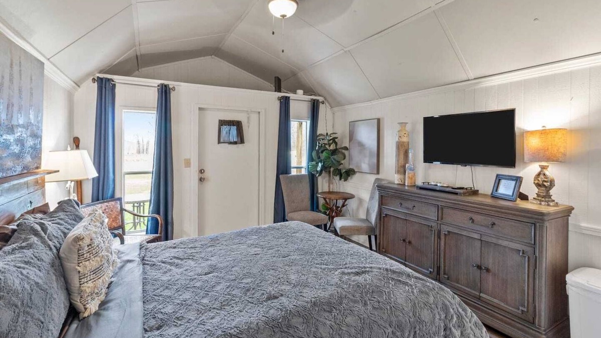 Oil City Apartment | Pelican's Nest~Caddo Lake Cabin 3 with Kayaks! Caddo Lake Cabins, Oil City, La.