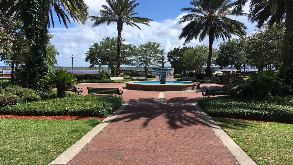 St. Marys Apartment | Pelican's Perch, located in Historic Downtown St.Marys GA. 1 bed room/1 bath
