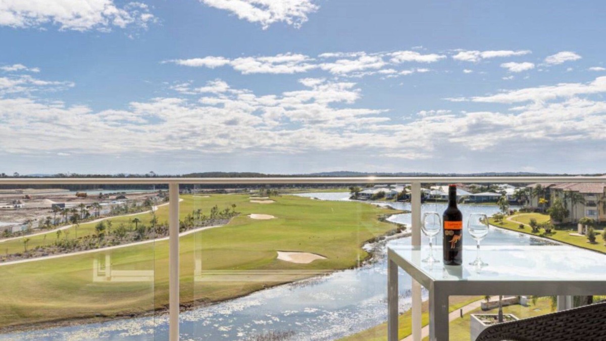 Pelican Waters Apartment | PELICAN WATERS RESORT UNIT 424