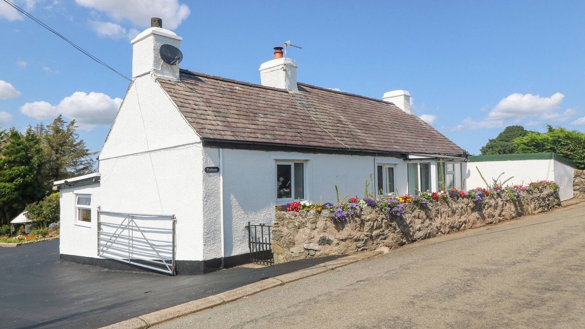 Llanddaniel Fab Cottage | PEN BONC, pet friendly, with a garden in Llanddaniel Near Gaerwen