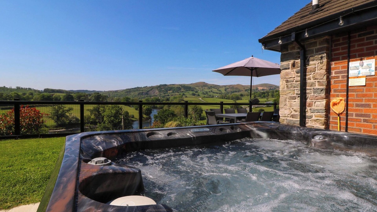 Builth Wells Cottage | PEN Y BANC, pet friendly, with hot tub in Builth Wells