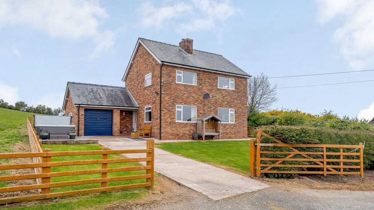 Llannefydd Cottage | PEN Y GAER, family friendly, with hot tub in Llannefydd