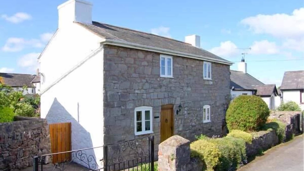 Gwaenysgor Near Prestatyn Cottage | PEN Y PARC, family friendly, character holiday cottage in Gwaenysgor