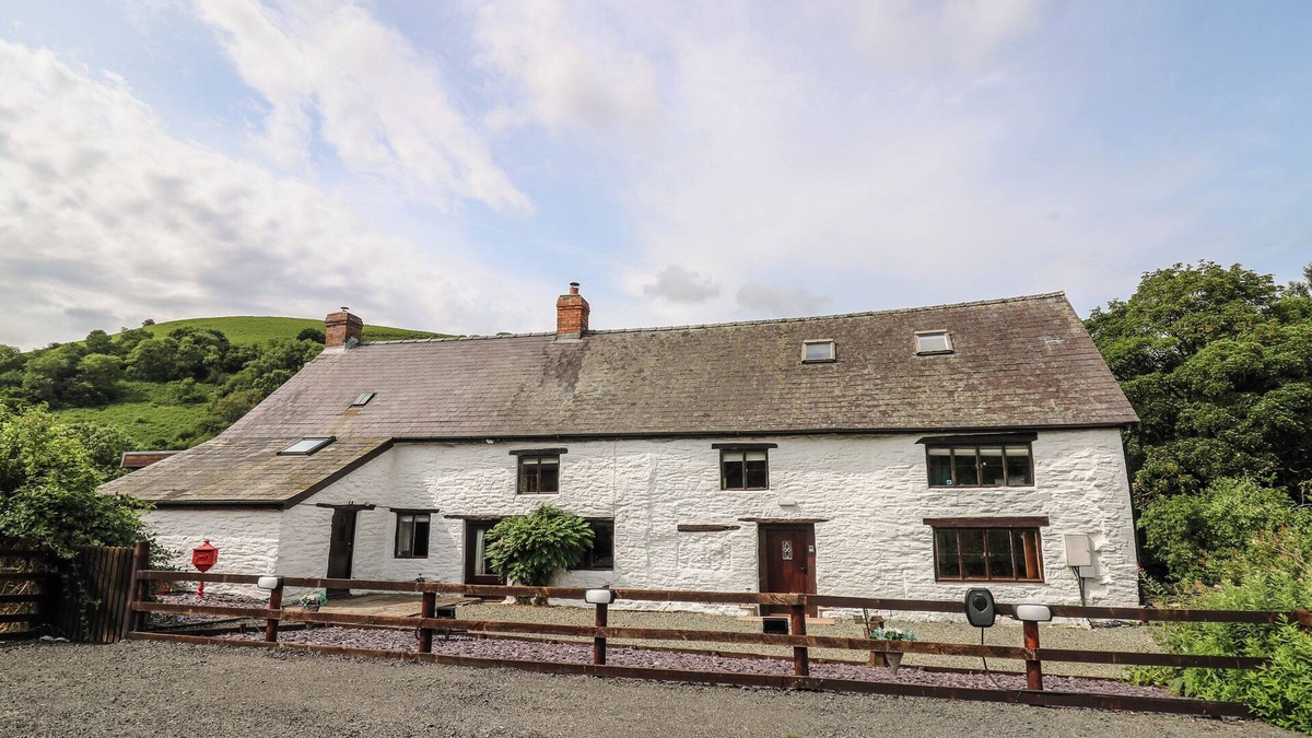 Llandrindod Wells Cottage | PENARTH, pet friendly, character holiday cottage in Builth Wells