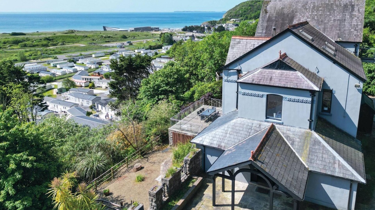 Pendine House | Pendine Manor - 9 Bedroom Manor House - Pendine