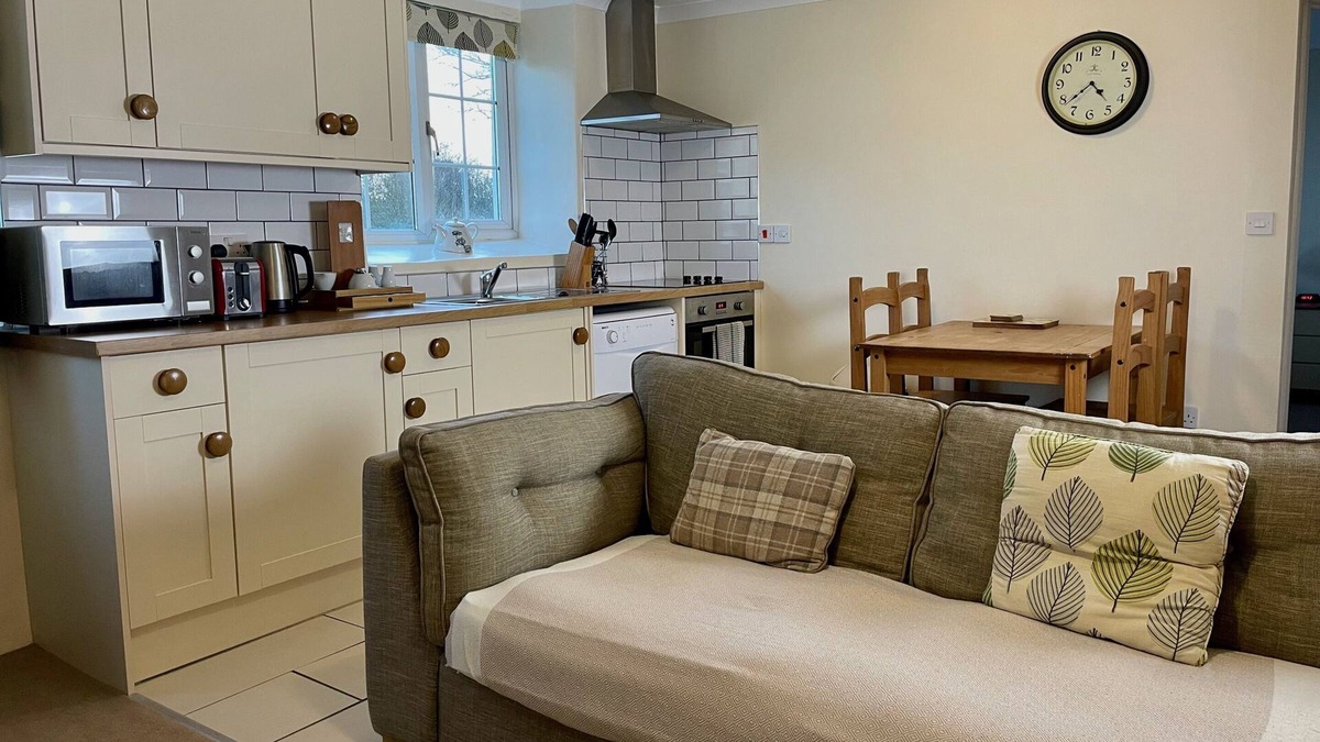 Trewassa Cottage | Pendragon Cottage Hengroen Lounge/Diner Sleeps 4