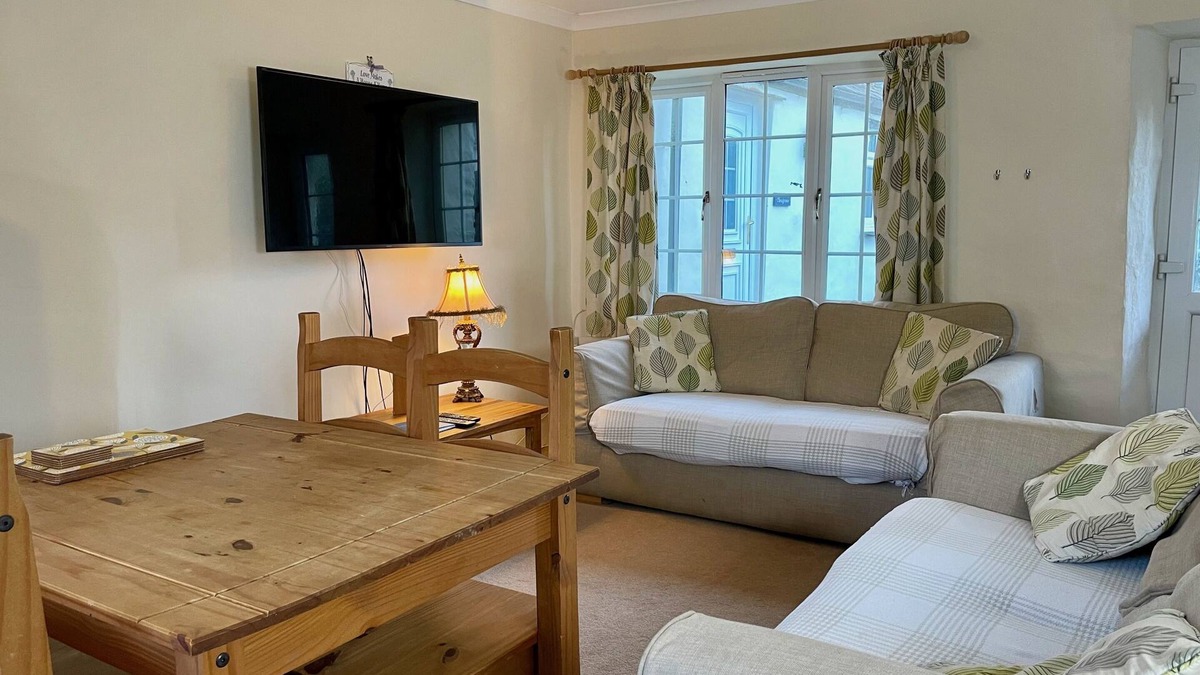 Trewassa Cottage | Pendragon Cottage Llamrai Lounge/Diner Sleeps 4