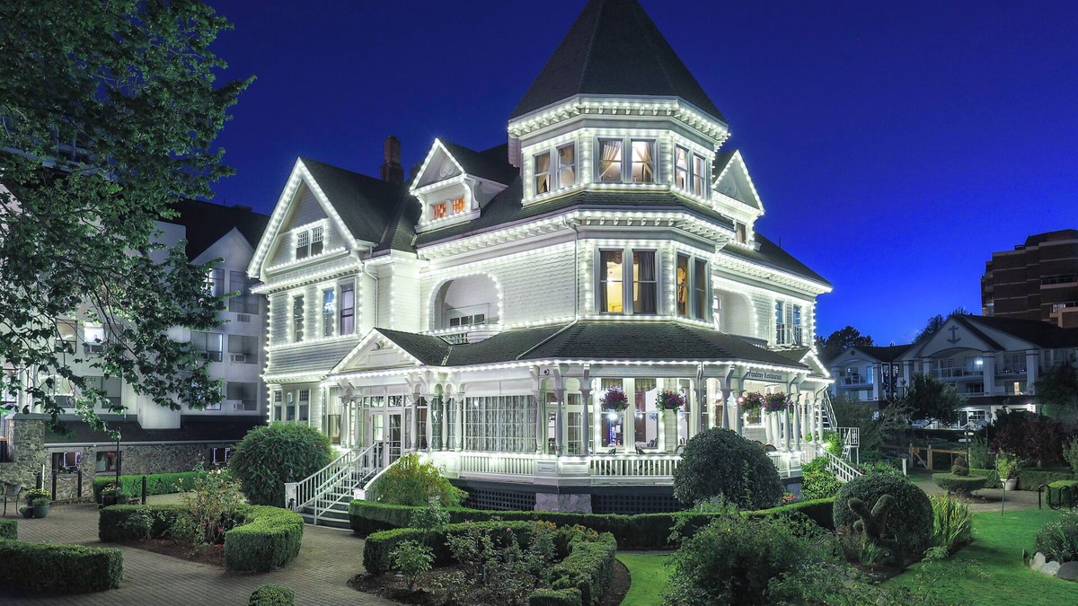 Inner Harbour Hotel | Pendray Inn & Tea House