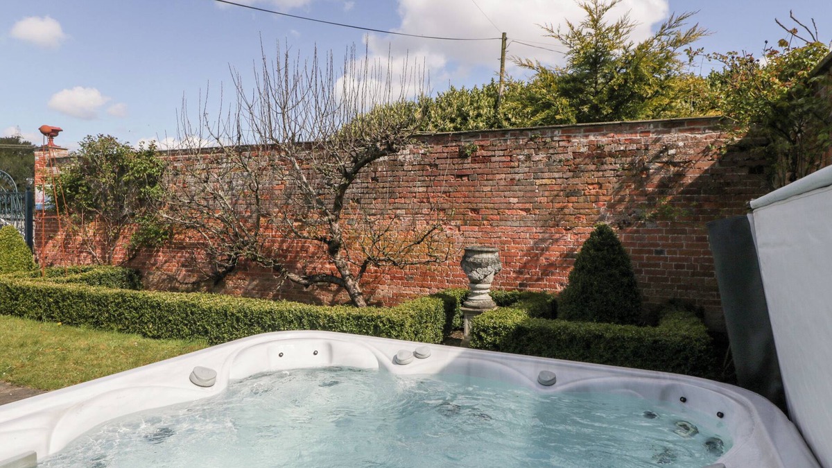 Saint Owens Cross Cottage | PENGETHLEY MANOR HOUSE, pet friendly, with pool in Peterstow