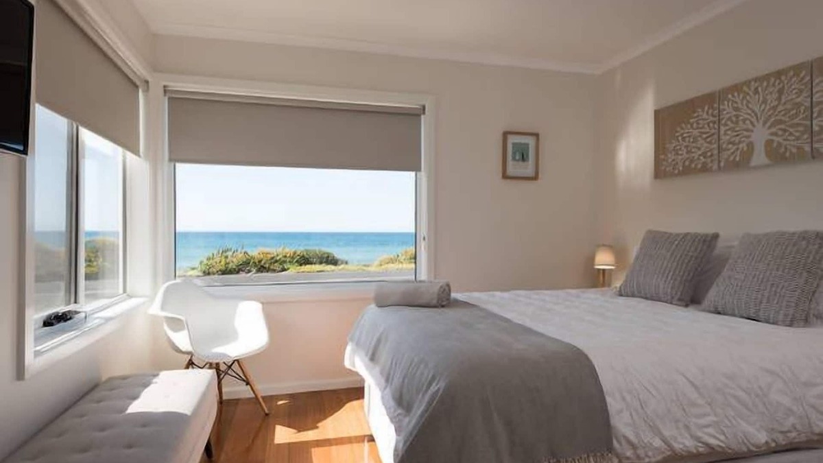 Penguin House | Penguin Beach House - seaside getaway
