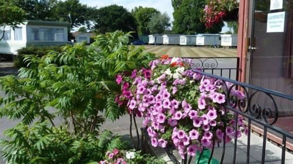 Aldwick House | Penguin Luxury 6 berth caravan