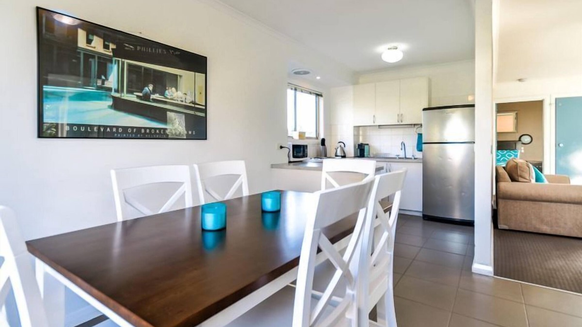 Surf Beach House | Penguins & Beach Escape - Beachley Bungalow 2 with WiFi