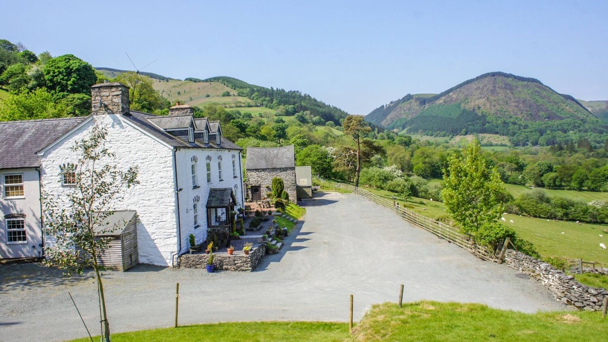 Llangynog Cottage | PENGWERN, family friendly, with hot tub in Llangynog