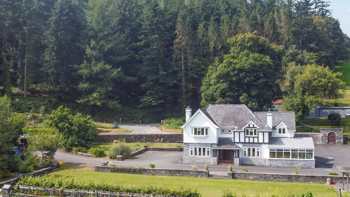Llanrwst Cottage | PENGWERN, pet friendly, with hot tub in Llanrwst