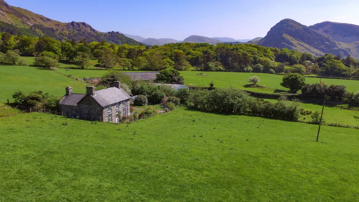 Tywyn House | PENIARTH GANOL, pet friendly, character holiday cottage in Tywyn