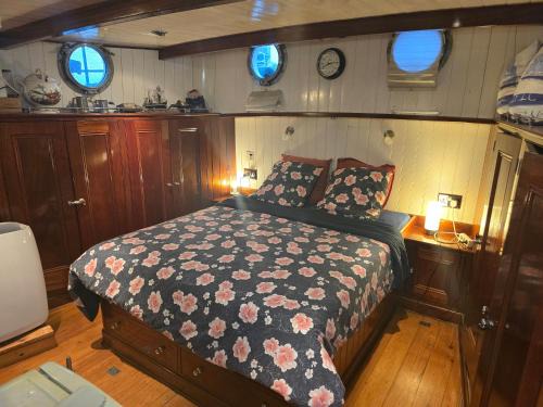 Aigues-Mortes Boat Rental | Peniche Saul Nomad