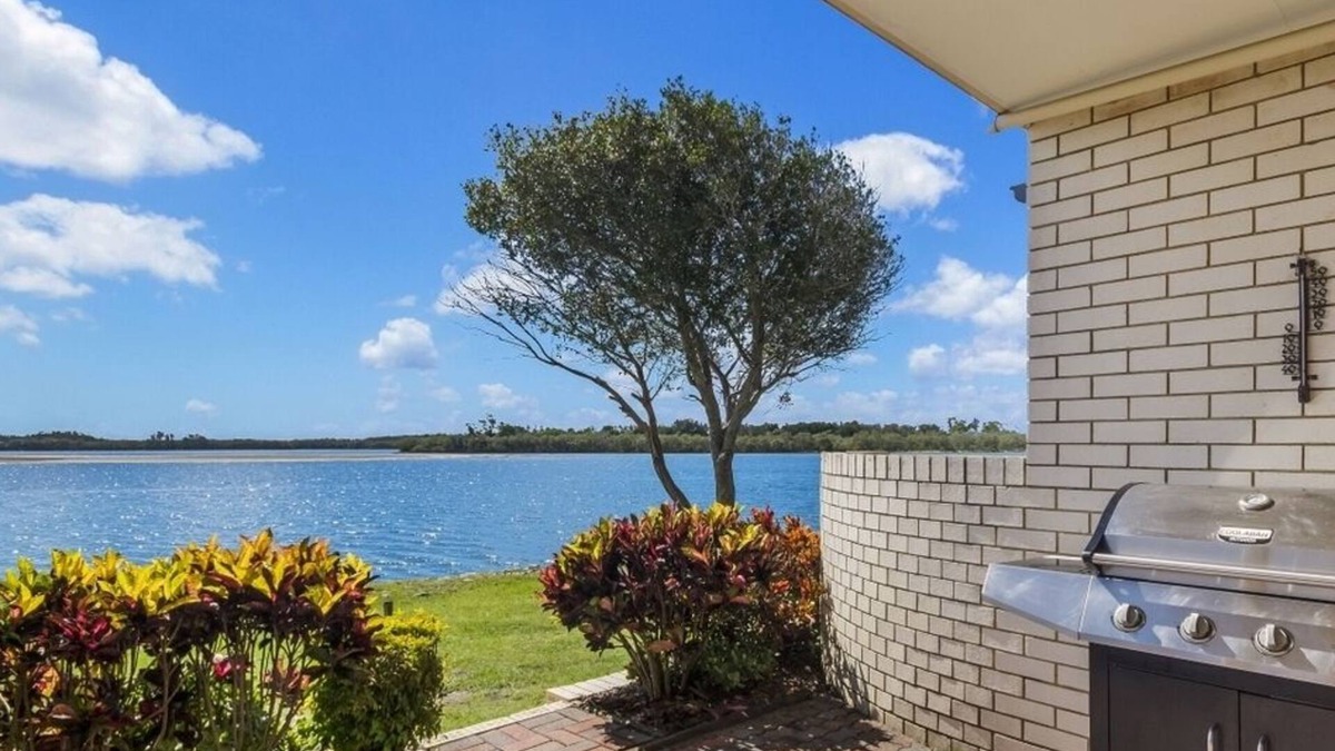 Yamba Apartment | Peninsula Court 6, Fish from your back door