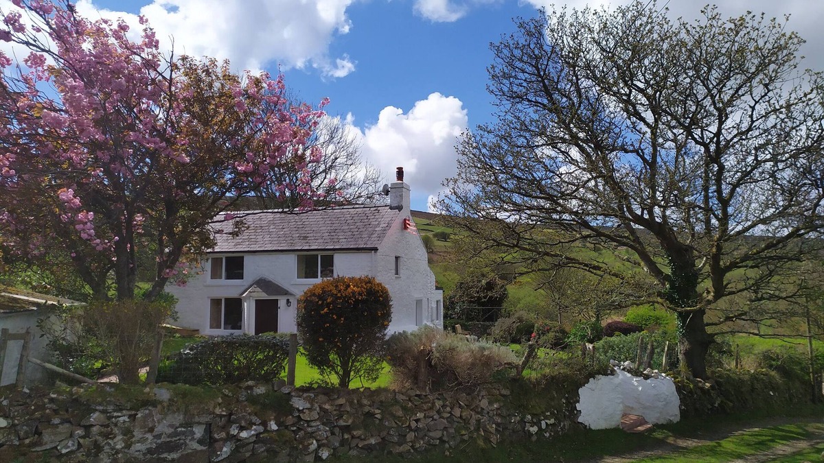 Newport Cottage | PENLLAIN, pet friendly, with open fire in Newport, Pembrokeshire