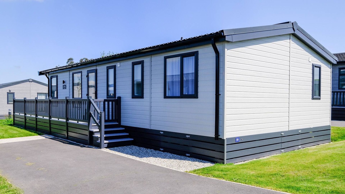 Fowey Cabin | PENMARLAM LODGE RETREAT 10, pet friendly, with a garden in Bodinnick