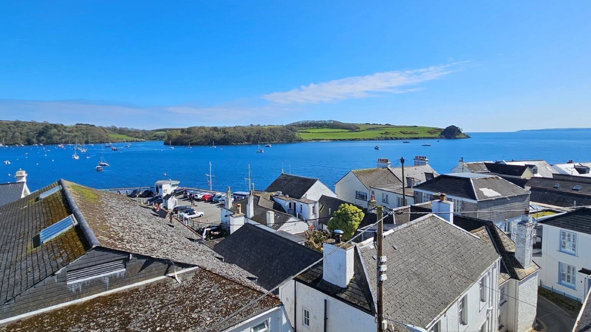 St. Mawes Cottage | Pennant - an apartment that sleeps 4 guests in 2 bedrooms