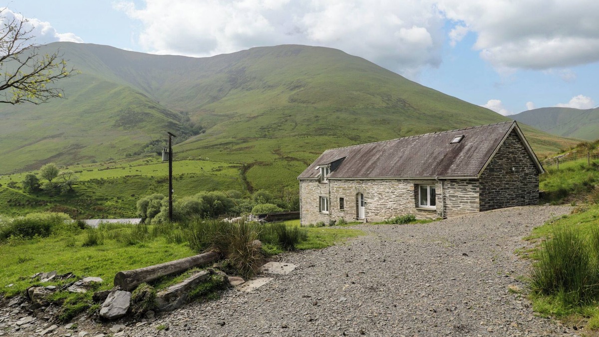 Dinas Mawddwy Cottage | PENNANT TIGI UCHAF, family friendly, with open fire in Dinas Mawddwy