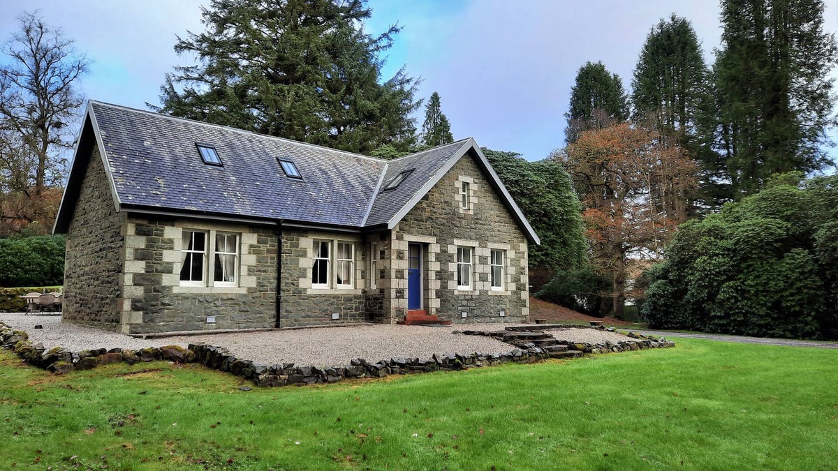 Newton Stewart Cottage | Penninghame West Lodge - a cottage that sleeps 10 guests in 5 bedrooms