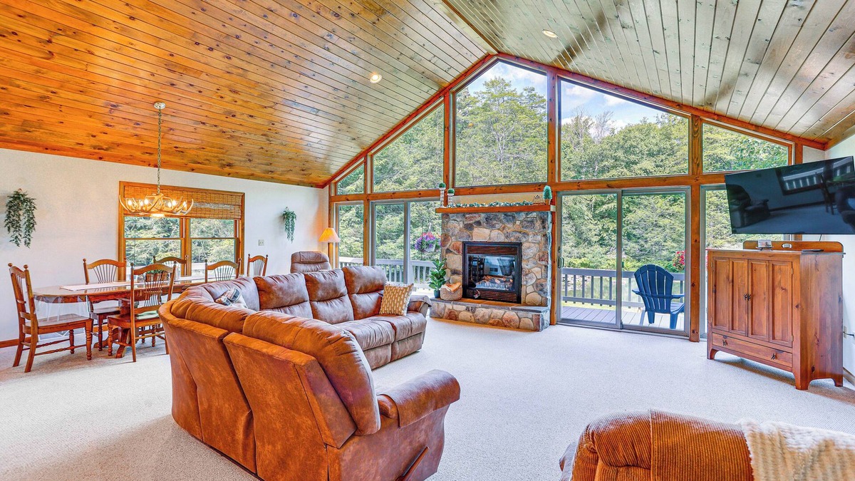 Belleville Cabin | Pennsylvania Cabin Hideaway: Hot Tub & Deck!