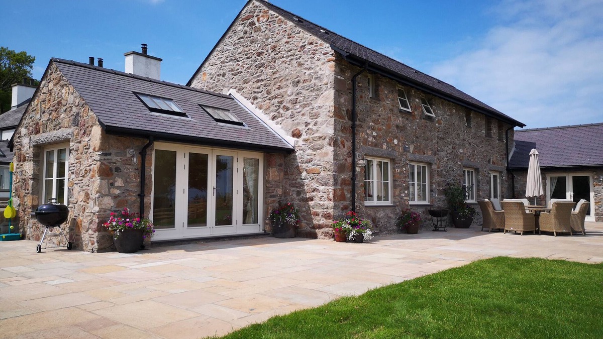 Dulas Cottage | PENRHYN BARN, pet friendly, luxury holiday cottage in Moelfre