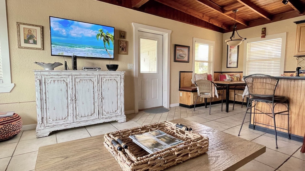 Villa Primera House | Pensacola Beach Cottage w/Old-Fashioned Pensacola Beach Charm!