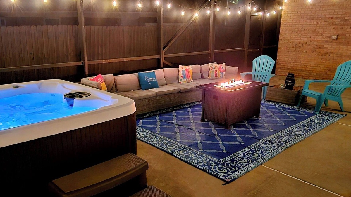 West Pensacola House | Pensacola Pool Home*NEW HOTTUB*Game Room*Fire Pit*Central Location
