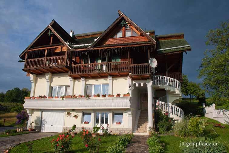 Sisesti House | Pensiunea Amethyst