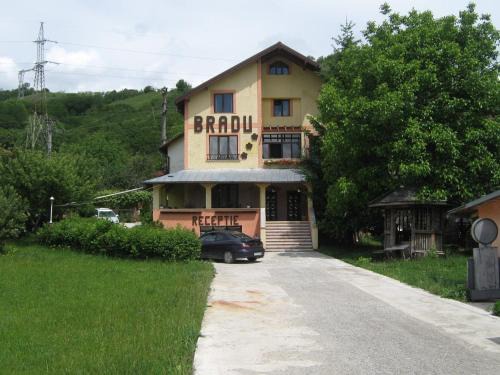 Piatra Neamt House | Pensiunea BRADU