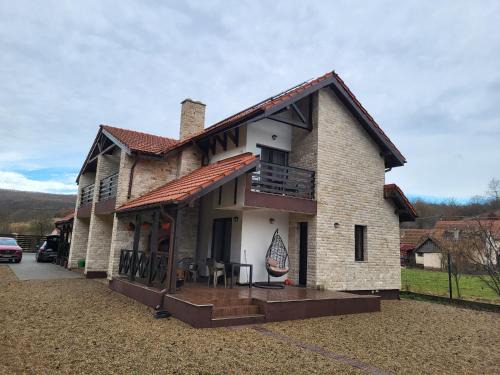 Paulis House | Pensiunea Crenguța Fermecată