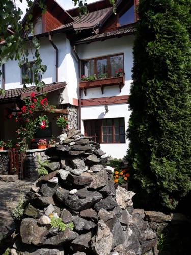 Corbeni House | Pensiunea Trei Ponei