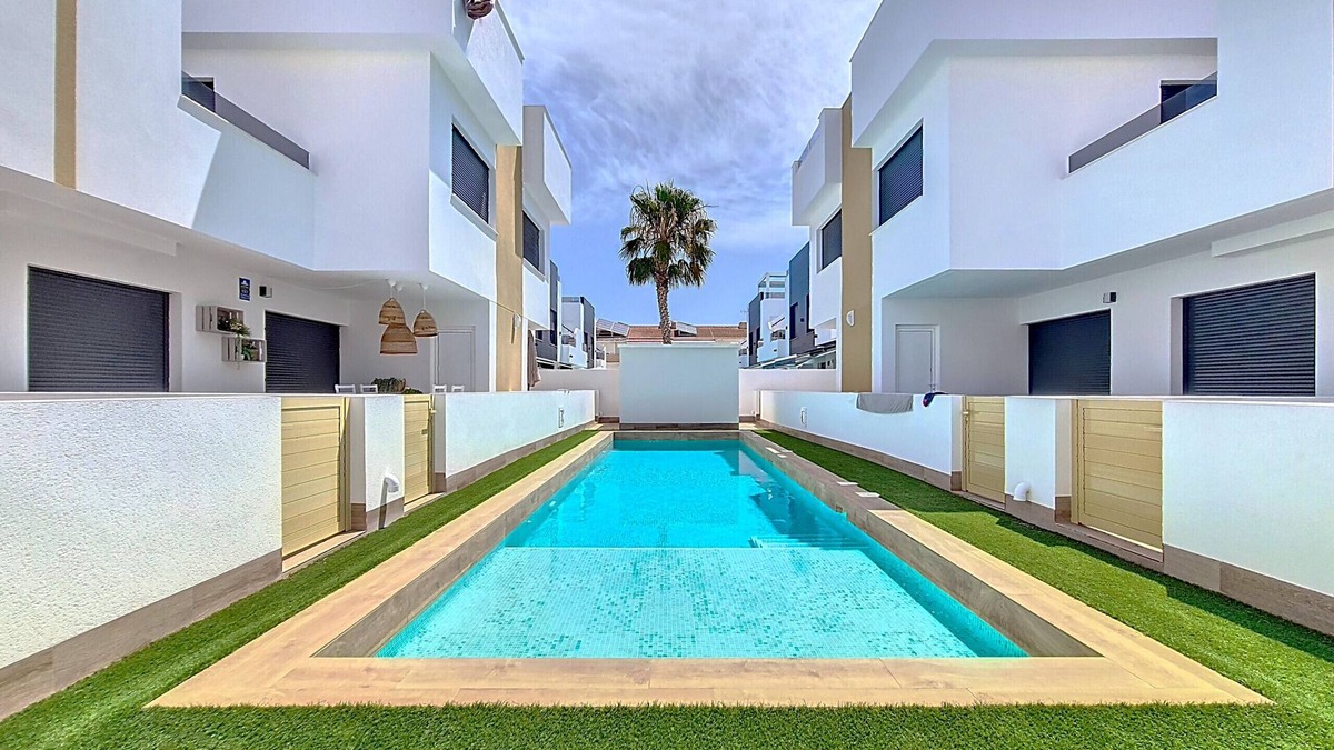 Lo Pagan Apartment | Penthouse with communal pool, close to the sea