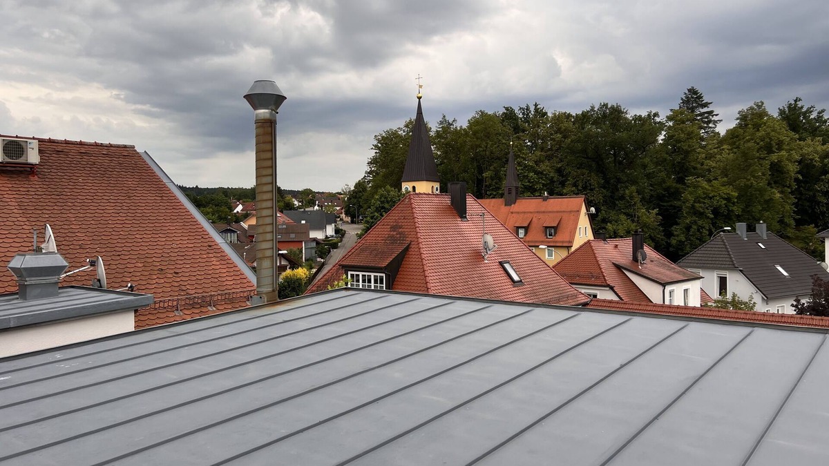 Roding Apartment | Penthouse above the rooftops with roof terrace and far-reaching views