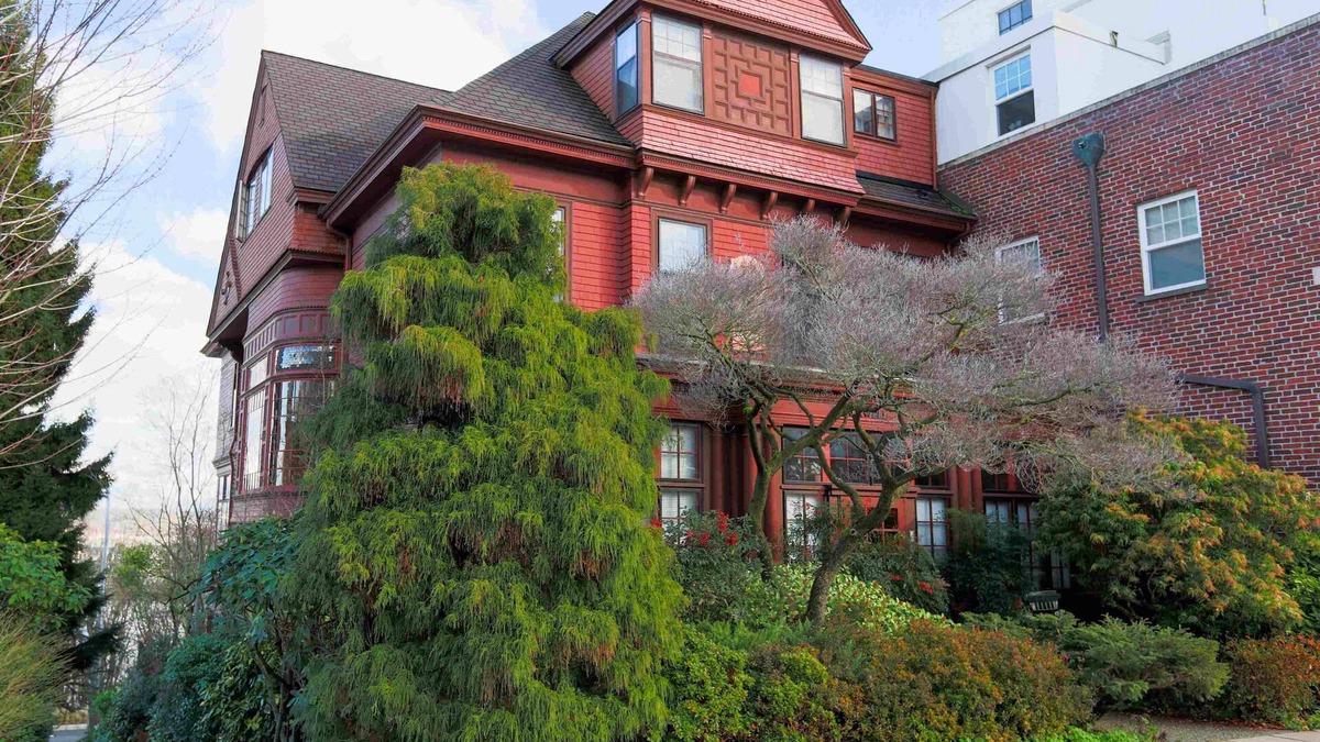 New Tacoma Apartment | Penthouse Apartment in an 1890 Mansion