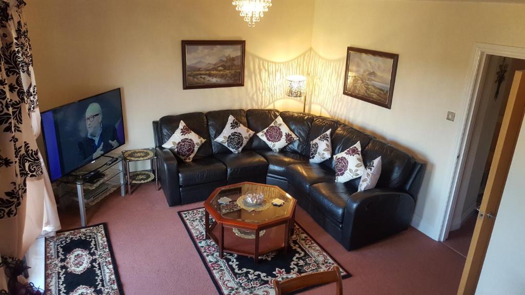 Gorgie Apartment | Penthouse Apartment Sleeps 11