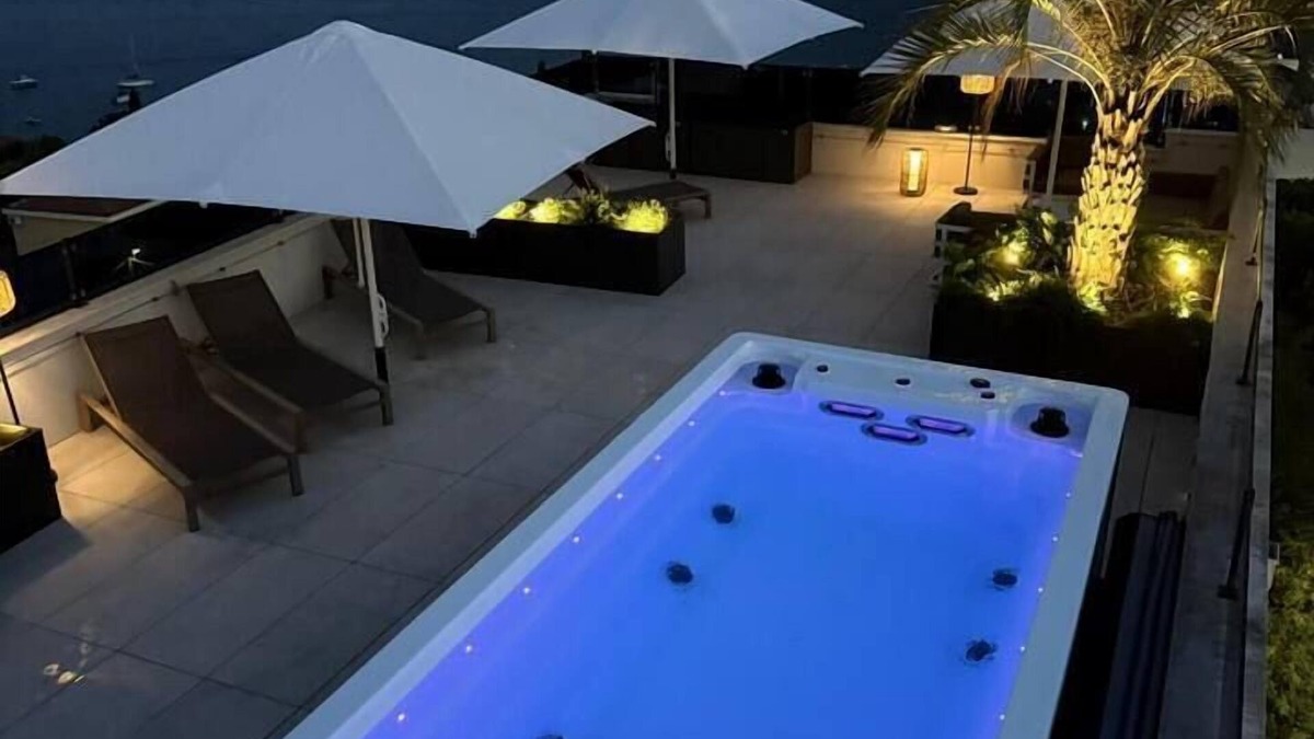 Denovici Apartment | Penthouse apartment with sea view and pool area