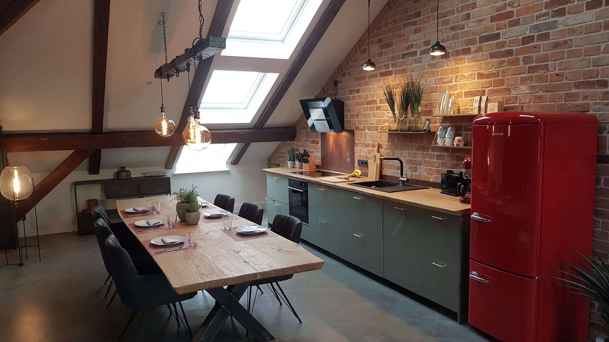 Nordstadt Apartment | Penthouse at the old arsenal - fireplace, WLAN, bathtub, shower, balcony