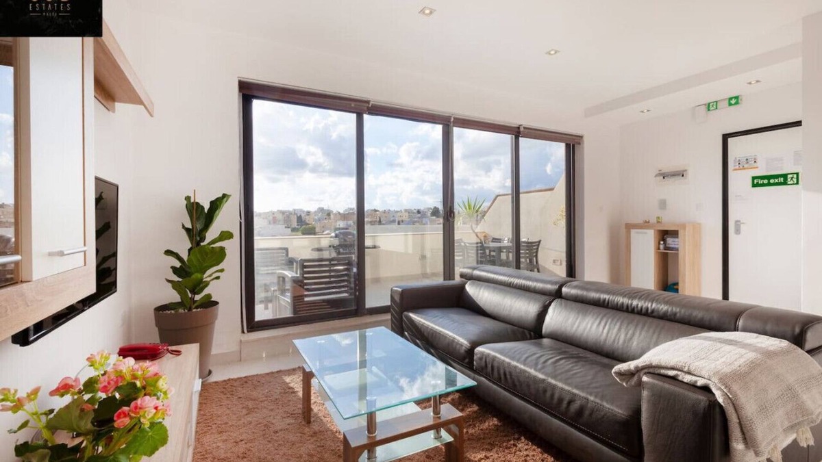 Tal-Ghoqod Apartment | Penthouse + BBQ Kitchen Island & Massive living