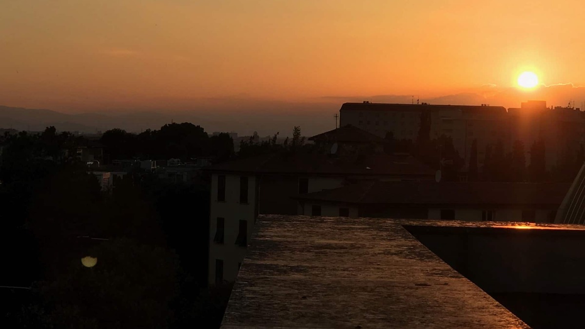 Novoli - San Donato Apartment | Penthouse Bliss: Sunlit Terrace & Authentic Tatami Bed