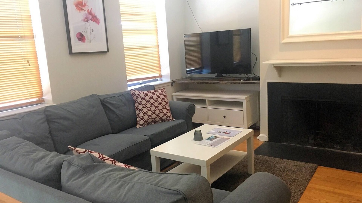 Mount Vernon Condo | Penthouse Condominium in Mount Vernon w/Fireplace, Paid Parking & Free Wifi