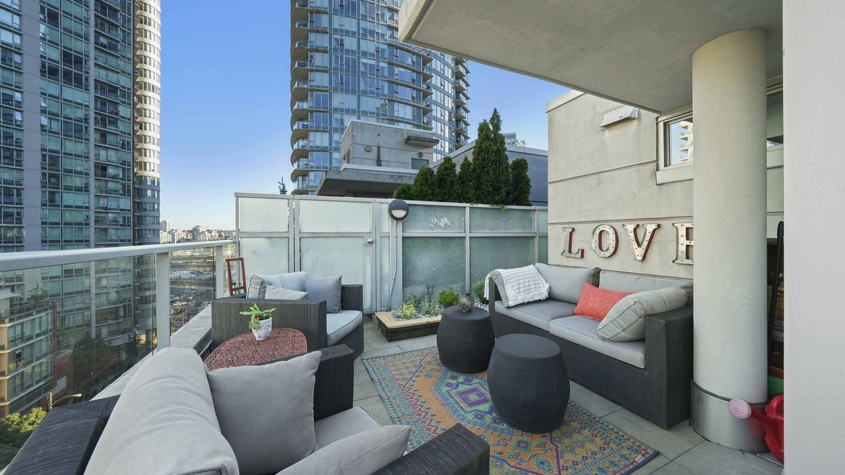 Strathcona Condo | Penthouse DT 2bed 2bath Rooftop Patio w/Parking
