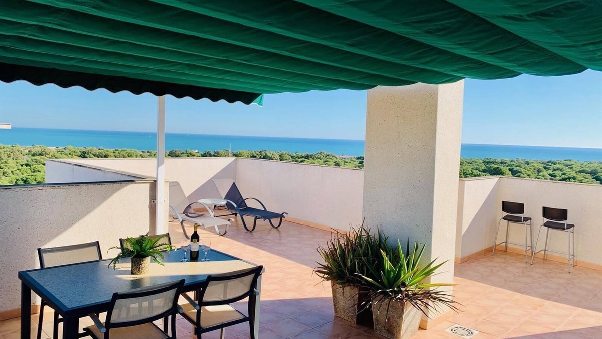 Guardamar del Segura House | Penthouse with Stunning Sea and Mountain Views, Shared Pool & Wi-Fi